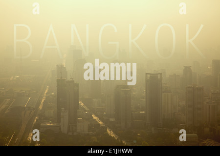 Blick auf die Stadt Bangkok, Hochhäuser und Autobahnen Stockfoto