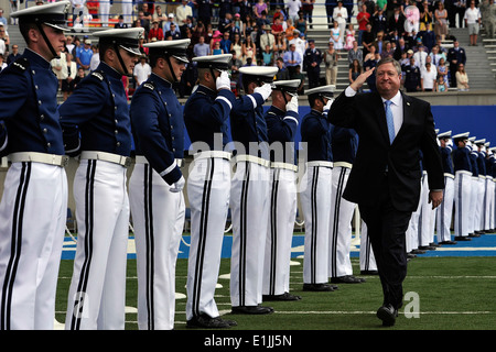 Sekretär des Air Force Michael B. Donley betritt der US Air Force Academy Falcon Stadium für die Klasse der 2013 Commencem Stockfoto