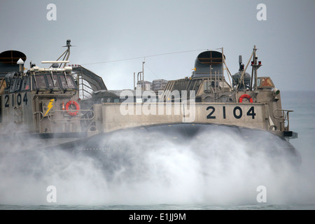 Ein Landungsboot japanische Maritime Self-Defense Force landet Luftkissen auf Red Beach im Marine Corps Base Camp Pendleton, Kalifornien Stockfoto