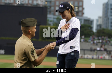 US Marine Corps Sgt. William McGregor, der 3. Marine Aircraft Wing Kommandierenden Generals Fahrer schlägt vor, seine langjährige gi Stockfoto