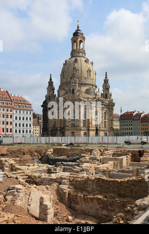 Archäologische Stätte vor Keller der Frauenkirche mit der späten mittelalterlichen Ausgrabungen am Neumarkt. Dresden, Deutschland. Stockfoto