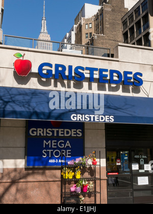 Gristedes Supermarkt-Eingang mit Empire State Building im Hintergrund, NYC, USA Stockfoto