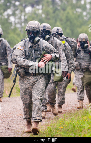 US-Soldaten, der 122. Aviation Support Battalion, 82. Combat Aviation Brigade, Condcut ein Morgen Ruck März Afte zugewiesen Stockfoto