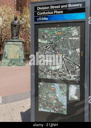 Kartendarstellung im CitiBike Stand, Statue von Konfuzius, Konfuzius-Plaza, Bowery, Chinatown, New York Stockfoto