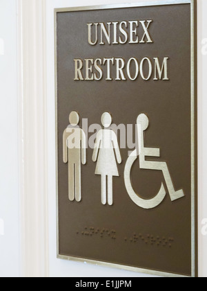 Unisex und Rollstuhl zugängliche öffentliche Toilette Schild, USA Stockfoto