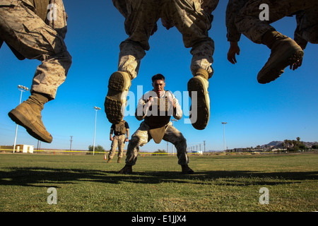 US-Marines mit dem 3. Bataillon, 7. Marineregiment führen einen Kumpel Aufwärmen Bewegung und Flexibilität Bohrer im Rahmen eines Ma Stockfoto