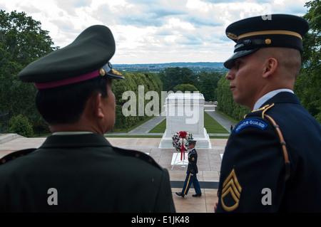 US Army Staff Sgt Michael Buelna, Recht, erklärt die Wachablösung am Grab des unbekannten, Commander-in-Chie Stockfoto