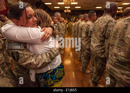 US Armee Sgt. Ana Karen Cordoba, links, mit der 508. Military Police Company, New Jersey Army National Guard, umarmt ihr mo Stockfoto