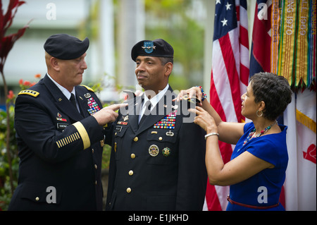 Stabschef der US Army General Raymond T. Odierno, links, und Dr. Carol Brooks, rechts, Generalleutnant Vincent Brooks zu fördern Stockfoto