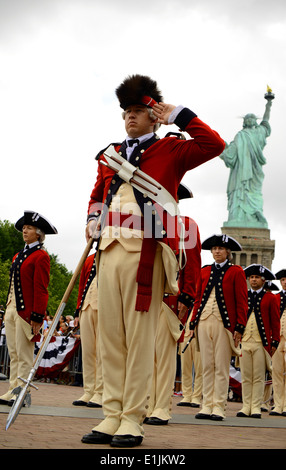 US Army Staff Sgt. James Hague, Tambourmajor mit der alten Garde Fife und Drum Corps (FDC), 3. US Infanterie-Regiment (The Ol Stockfoto