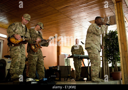 US-Soldaten der 101. US Armee Division Band führen im Rahmen eines Festaktes Unabhängigkeitstag in Kabul, Afghanistan, 4. Juli 2013. (D Stockfoto