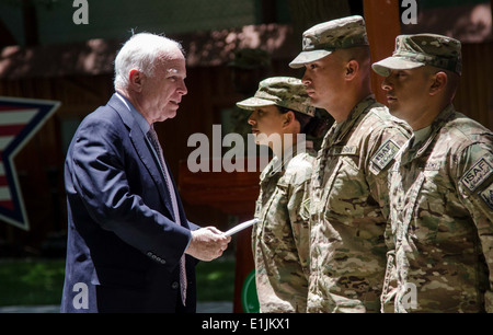 US-Senator John McCain spricht zu einer Gruppe von Soldaten vor neu eintragen sie während ein Independence Day Feier in Kabul, A Stockfoto