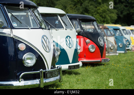 Linie von VW Split Screen Volkswagen Wohnmobile bei einer VW-Show. England Stockfoto