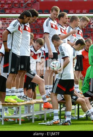 Mainz, Deutschland. 5. Juni 2014. Die Spieler der deutschen Fußball-Nationalmannschaft zu sammeln für ein Gruppenfoto in der Coface Arena in Mainz, Deutschland, 5. Juni 2014. Die deutsche Mannschaft steht Armenien im Vorfeld der FIFA WM 2014 vom 12 Juni bis zum 13. Juli in Brasilien stattfindet. Foto: Roland Holschneider/Dpa/Alamy Live News Stockfoto