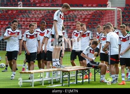 Mainz, Deutschland. 5. Juni 2014. Die Spieler der deutschen Fußball-Nationalmannschaft zu sammeln für ein Gruppenfoto in der Coface Arena in Mainz, Deutschland, 5. Juni 2014. Die deutsche Mannschaft steht Armenien im Vorfeld der FIFA WM 2014 vom 12 Juni bis zum 13. Juli in Brasilien stattfindet. Foto: Roland Holschneider/Dpa/Alamy Live News Stockfoto