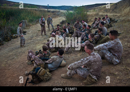 US Marine Corps Kapitän Patrick Zuber, Kompanieführer mit 1st Reconnaissance Battalion (1. Recon Bn) spricht mit der Mar Stockfoto