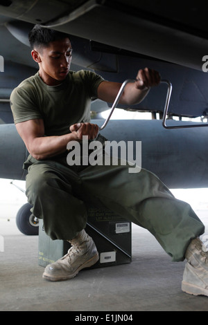 U.S. Marine Lance Cpl. Casey P. Shai, ein Artillerie-Mann mit Marine Angriff Geschwader 311, lädt Umläufe auf eine AV-8 b Harrier auf Cam Stockfoto