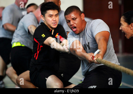 Soldaten der US Army und die Singapore Armed Forces spielen Tauziehen während des Trainings Tigerbalsam Pasir Laba Camp, Stockfoto