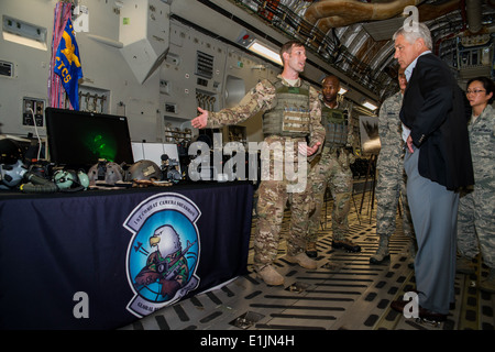 US Air Force Tech Sgt. Micah Theurich, links, einen Kampf Kameramann mit der 1st Combat Kamera Squadron, briefs Sekretär des Stockfoto