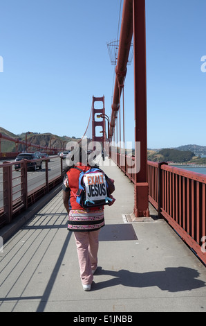 Eine Person, die das Tragen religiöser Zeichen geht über die Golden Gate Brücke in San Francisco Stockfoto