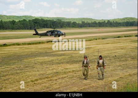 US Air Force bekämpfen Controller mit der 125. spezielle Taktiken Squadron, Oregon Air National Guard walk of die Landebahn Stockfoto