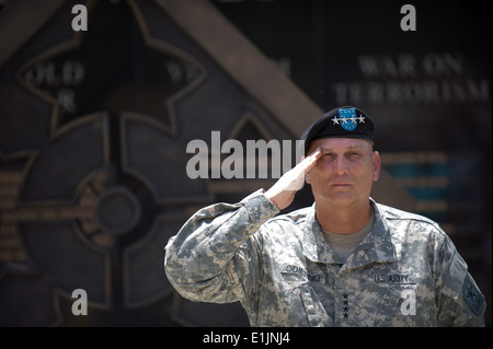 US Army Chief Of Staff General Ray Odierno salutiert während der 4. US-Infanteriedivision Denkmal-Einweihung in Fort Benning, Georgia Jul Stockfoto