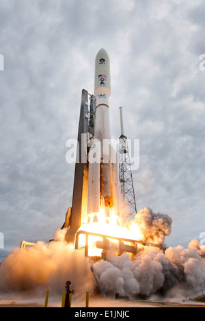 Eine NASA-Atlas-V-Rakete startet der US-Marine Mobile Benutzer Ziel System (MUOS) 2 Satelliten vom Raum Launch Complex 41 am Stockfoto