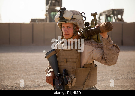 U.S. Marine Corps Lance Cpl. Jonathan Robertson, ein Mortarman mit Fox Company, 2. Bataillon, 8. Marine Regiment, Regimental C Stockfoto