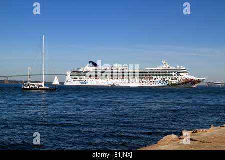 Das Kreuzfahrtschiff Norwegian Gem in Newport Harbor, Rhode Island, USA Stockfoto