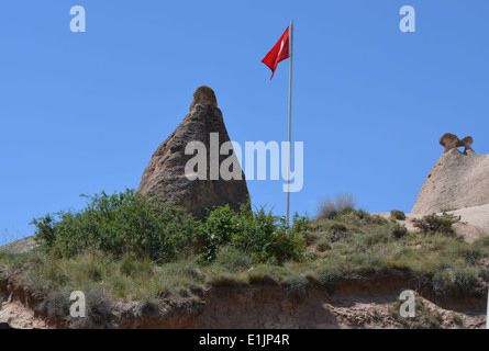 Kappadokien, Türkei. Seltsame Landsof Märchen mit einer Kappe aus Basalt, die sich, verursacht durch zwei Vulkane, Erciyes & Hasan erneuert Stockfoto