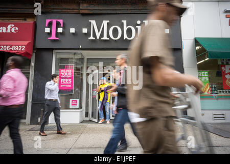New York, NY, USA. 5. Juni 2014. Ein T-Mobile USA-Geschäft wird auf Donnerstag, 5. Juni 2014 im Stadtteil Flatiron New York gesehen. Sprint wird berichtet, dass in der Nähe von T-Mobile von der Deutschen Telekom in einem Abkommen Wert $ 32 Milliarden zu erwerben. Die beiden Träger, vorbehaltlich der Zustimmung der Regulierungsbehörden, konkurrieren direkt mit den zwei Riesen, AT&T und Verizon.  Bildnachweis: Richard Levine/Alamy Live-Nachrichten Stockfoto