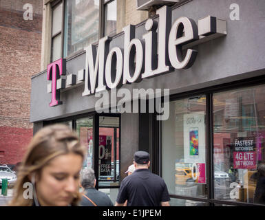 New York, NY, USA. 5. Juni 2014. Ein T-Mobile USA-Geschäft wird auf Donnerstag, 5. Juni 2014 im Stadtteil Chelsea in New York gesehen. Sprint wird berichtet, dass in der Nähe von T-Mobile von der Deutschen Telekom in einem Abkommen Wert $ 32 Milliarden zu erwerben. Die beiden Träger, vorbehaltlich der Zustimmung der Regulierungsbehörden, konkurrieren direkt mit den zwei Riesen, AT&T und Verizon.  Bildnachweis: Richard Levine/Alamy Live-Nachrichten Stockfoto