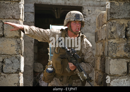 U.S. Marine Corps Lance Cpl. Nicholas Moore, mit dem 3. Bataillon, 3. Marine Regiment, 3. Marineabteilung, schreit Aufträge zu Stockfoto