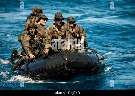 US-Marines, die 31. Marine Expeditionary Unit zugeordnet (31. MEU) nähern sich der Brunnen-Deck des Schiffes amphibische U.S. Stockfoto