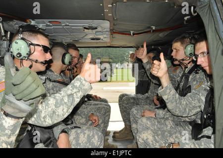 US Armee-jüngstere Söhne an das Kadett Truppe Leadership Training Program mit dem 1. Bataillon, 38. Feldartillerie Regi Stockfoto