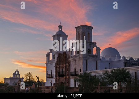 San Xavier del Bac Mission (gegründet 1700, aktuelle Struktur 1797), bei Sonnenuntergang, Tucson, Arizona USA Stockfoto