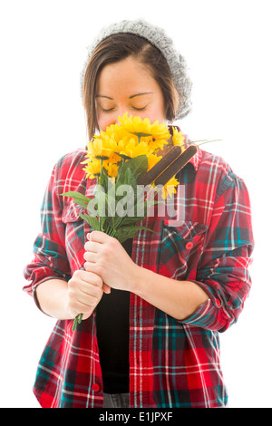 Junge Frau, die duftenden Strauß Sonnenblumen Stockfoto