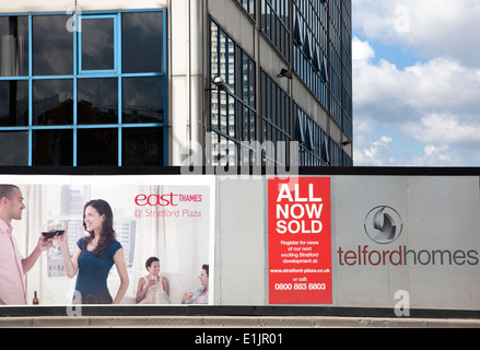 "Alle verkauft jetzt" anmelden Neubaugebiet in Stratford, im Osten Londons Stockfoto