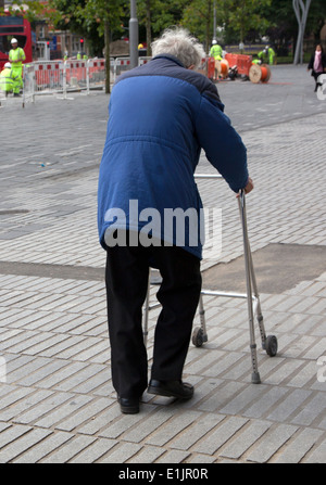 Älterer Mann zu Fuß mit Hilfe eines Rahmens, London Stockfoto