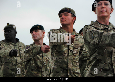 Britische Militärangehörige marschieren in Formation während der Eröffnungsfeier für Steppe Eagle 2013 bei Iliskiy Training Center in Kaza Stockfoto