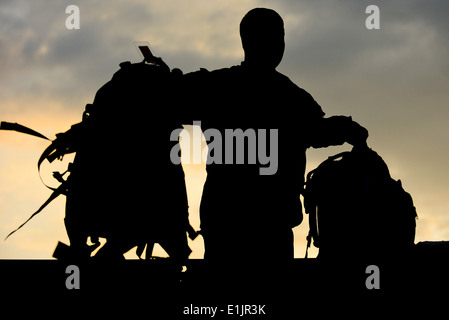 Ein US-Soldat, Joint Task Force zivile Unterstützung zugewiesen trägt Taschen auf gemeinsamer Basis Langley-Eustis, Virginia, 11. August 2013, als tas Stockfoto