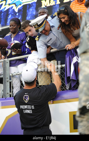 Baltimore Ravens Head Coach John Harbaugh teilt seine Dankbarkeit mit US-Küste Gardisten Lt. John Vasilarakis nach einem prese Stockfoto