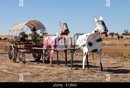 Zinn-Pferde und ein Wagen auf dem Zinn Pferd Highway in Westaustralien Stockfoto