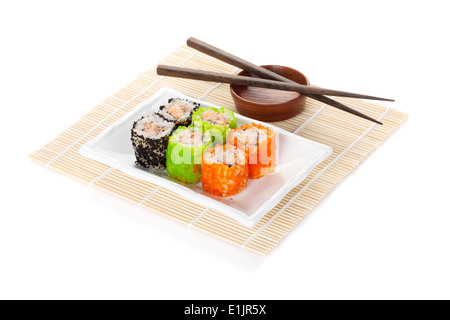 Sushi Maki auf Bambusmatte. Isoliert auf weißem Hintergrund Stockfoto