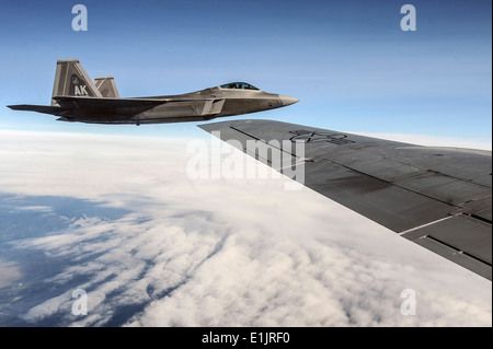 Ein Flugzeug der US Air Force f-22 Raptor fliegt neben einem KC-135 Stratotanker Flugzeug, Vordergrund, während rote Fahne-Alaska 13-3 o Stockfoto