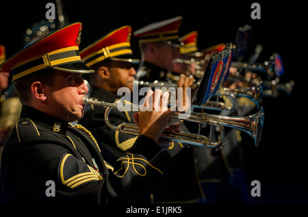 US-Soldaten mit der US Army Band führen einen letzten musikalischen Gruß 16. August 2013, während eine Abschiedsfeier zu Ehren des Lt Stockfoto