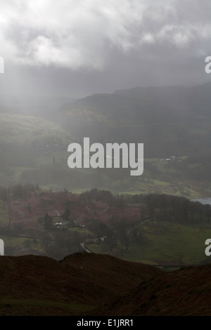 Gewitterwolken über dem Dorf der Skelwith Brücke aus Loughrigg fiel Seenplatte Cumbria England vorbei Stockfoto