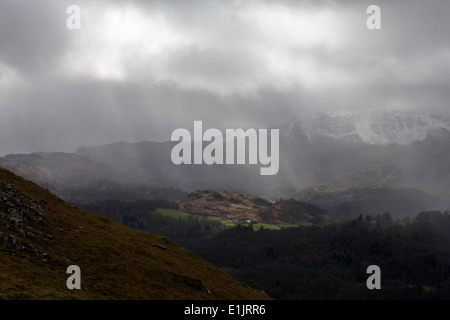 Wolken und Schnee über Wetherlam und der alte Mann von Coniston aus Loughrigg fiel Seenplatte Cumbria England Stockfoto