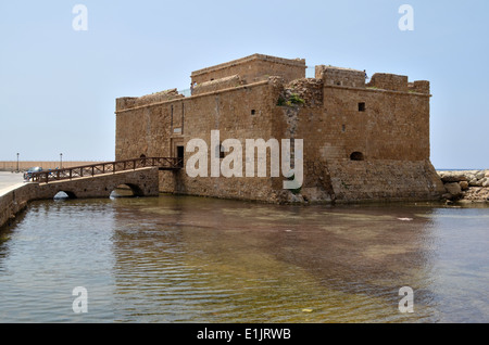 Burg von Paphos liegt am Rande der Hafen von Paphos. Es wurde ursprünglich als eine byzantinische Festung zum Schutz des Hafens erbaut. Stockfoto