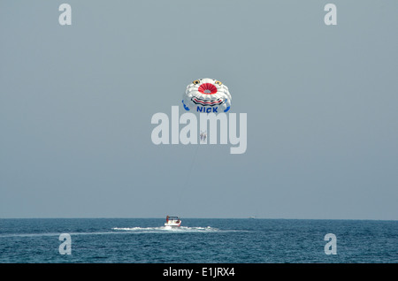 Parasailing ist eine Freizeitbeschäftigung Kiten, wo eine Person hinter einem Boot abgeschleppt Stockfoto